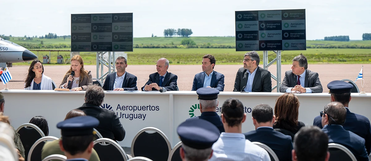 Acto de inicio de la concesin del aeropuerto de Melo.